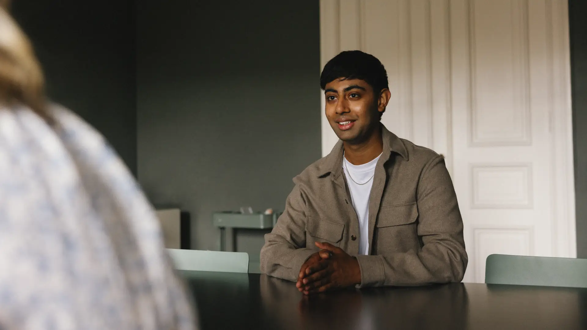 Himal Sapkota sitter vid konferensbord