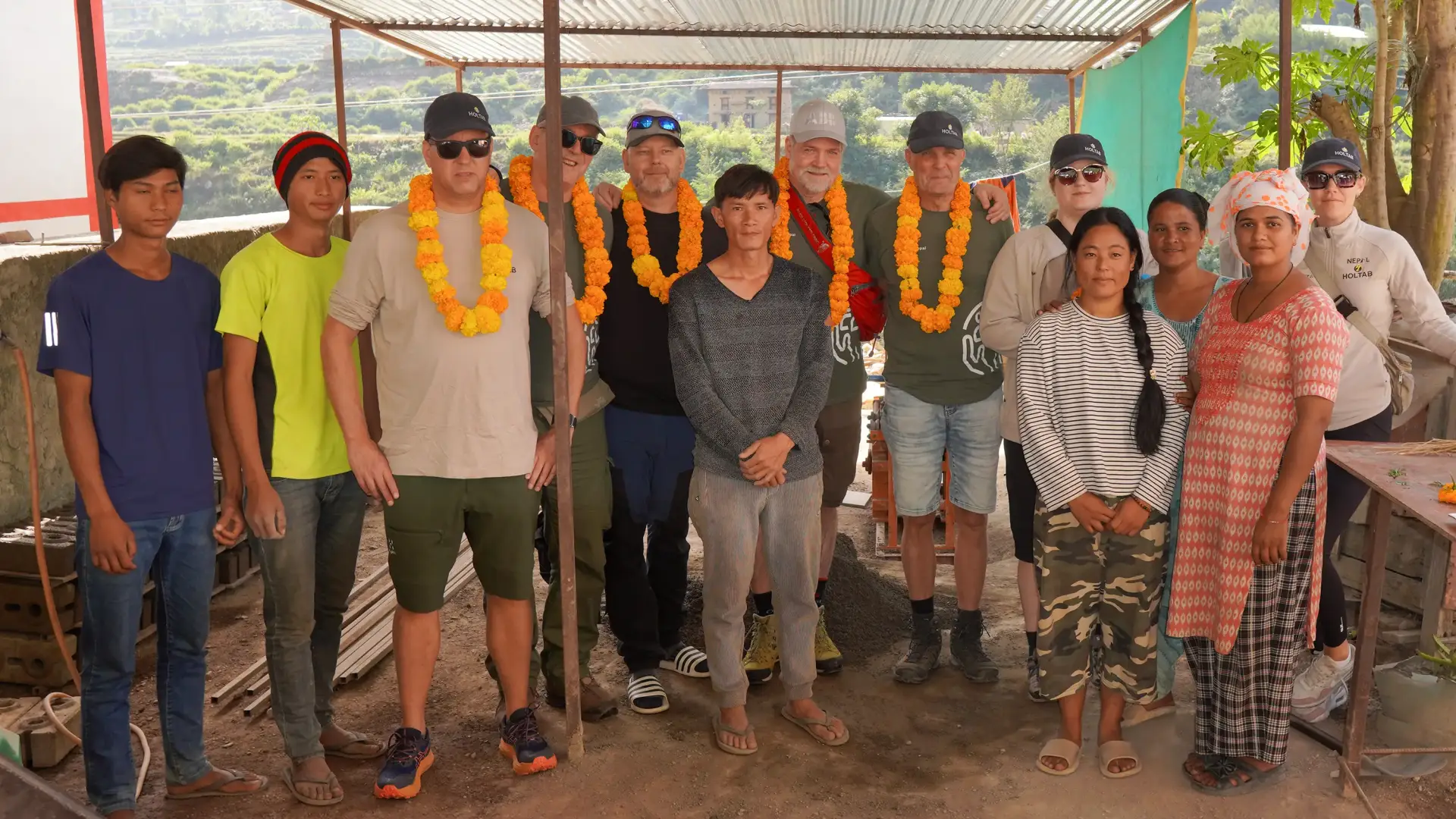 Flera personer står tillsammans och poserar för kameran