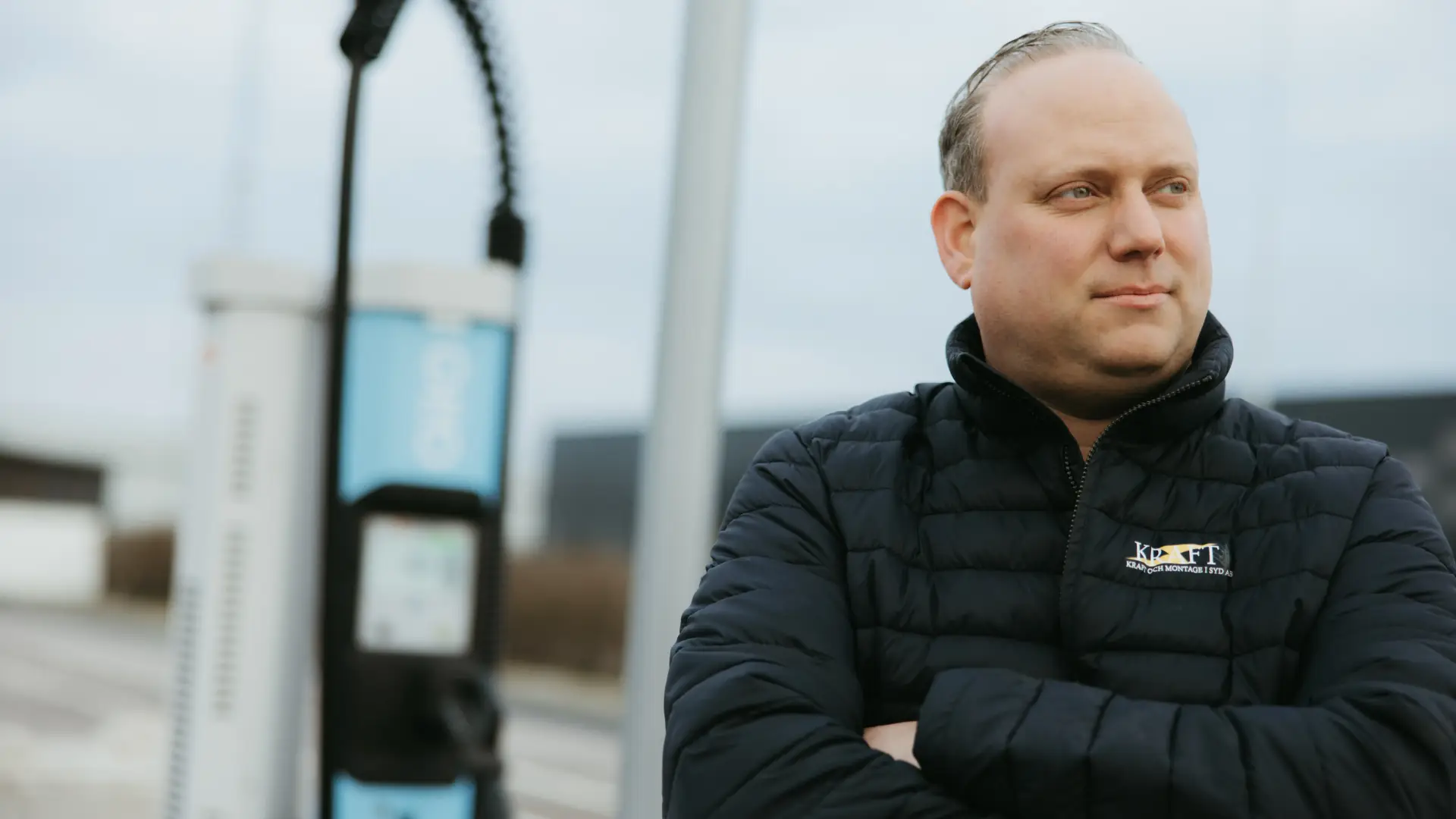 Martin Hansson framför laddare för lastbilar