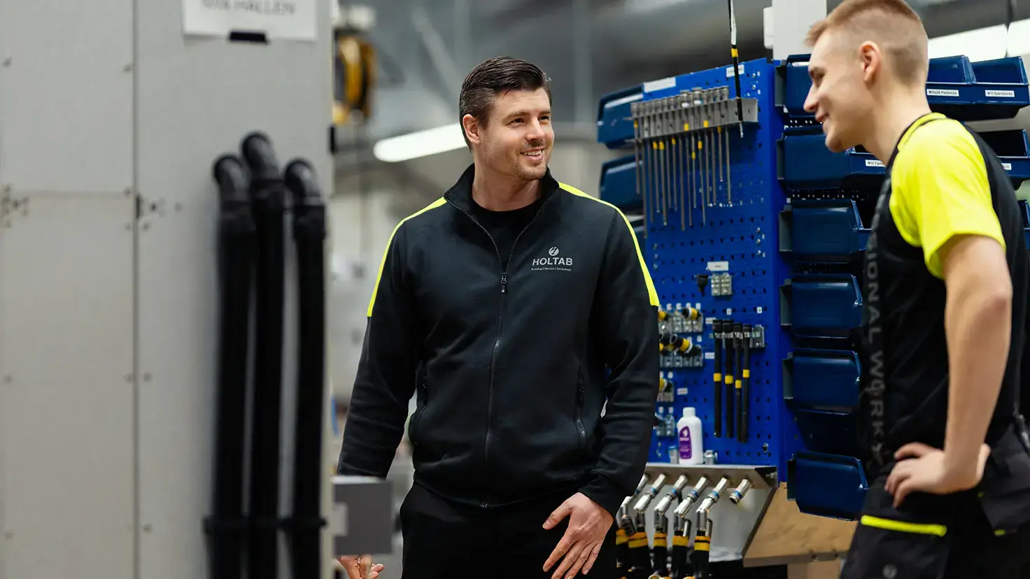 Eddie Frid står och pratar med en kollega.