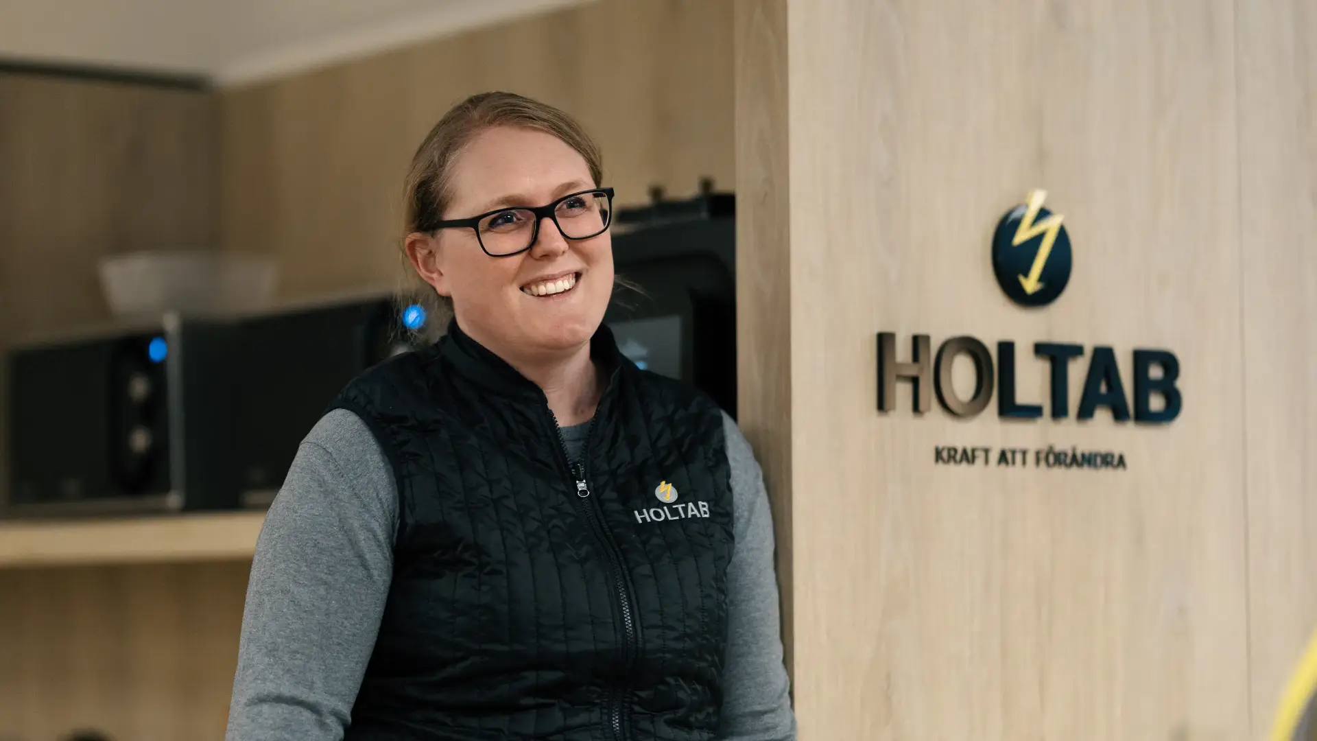 Marika Jörgensen står intill en skylt som lyder "Holtab"