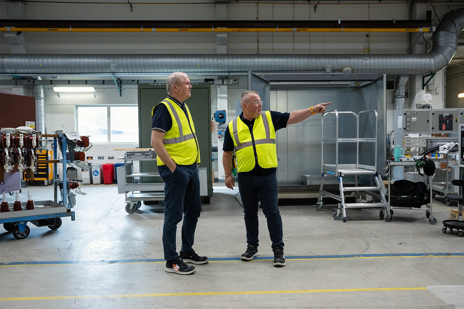 Håvard Østved och Ken Isaksen i produktionshallen på Holtab.