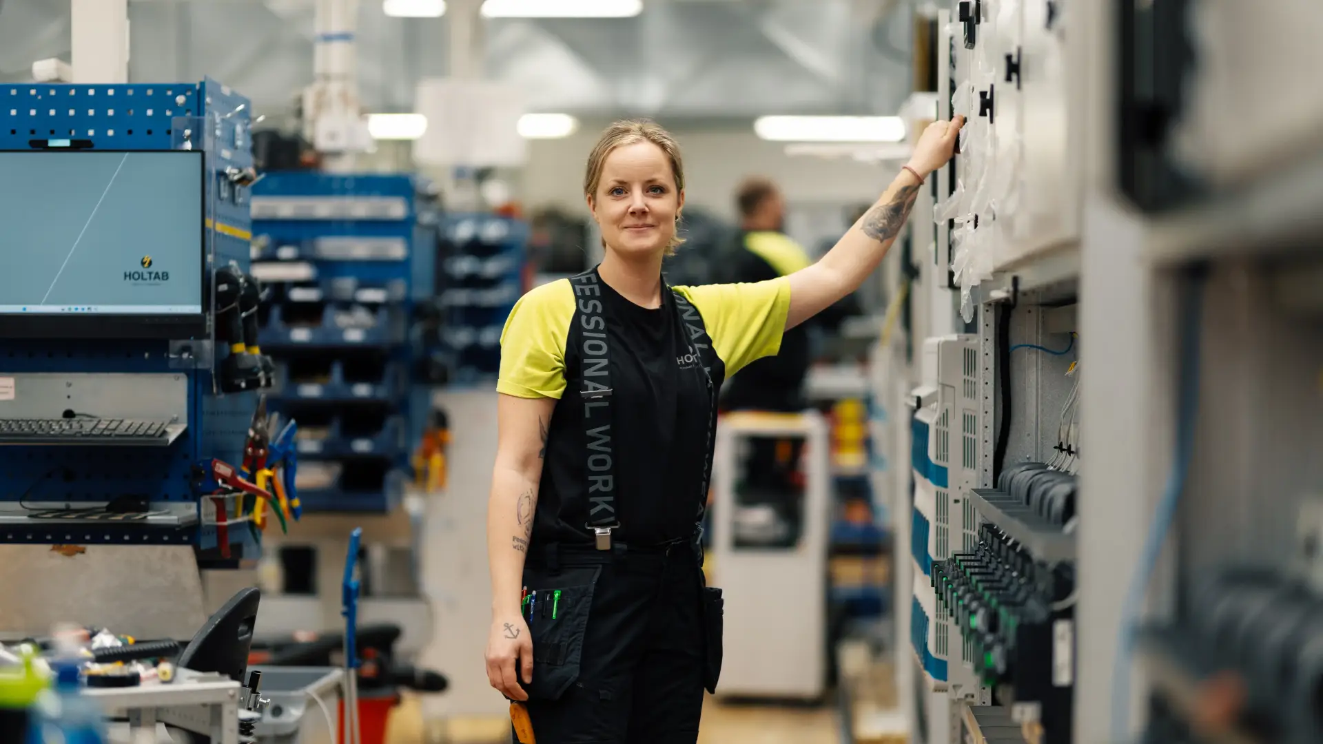 Julia Bång, elmontör på Holtab