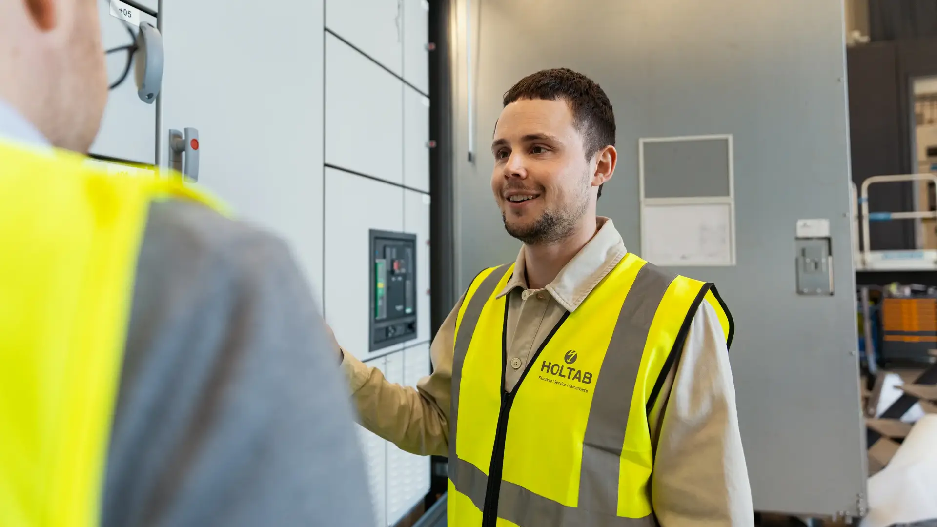 Thomas Uldbjerg samtalar med kollega vid station