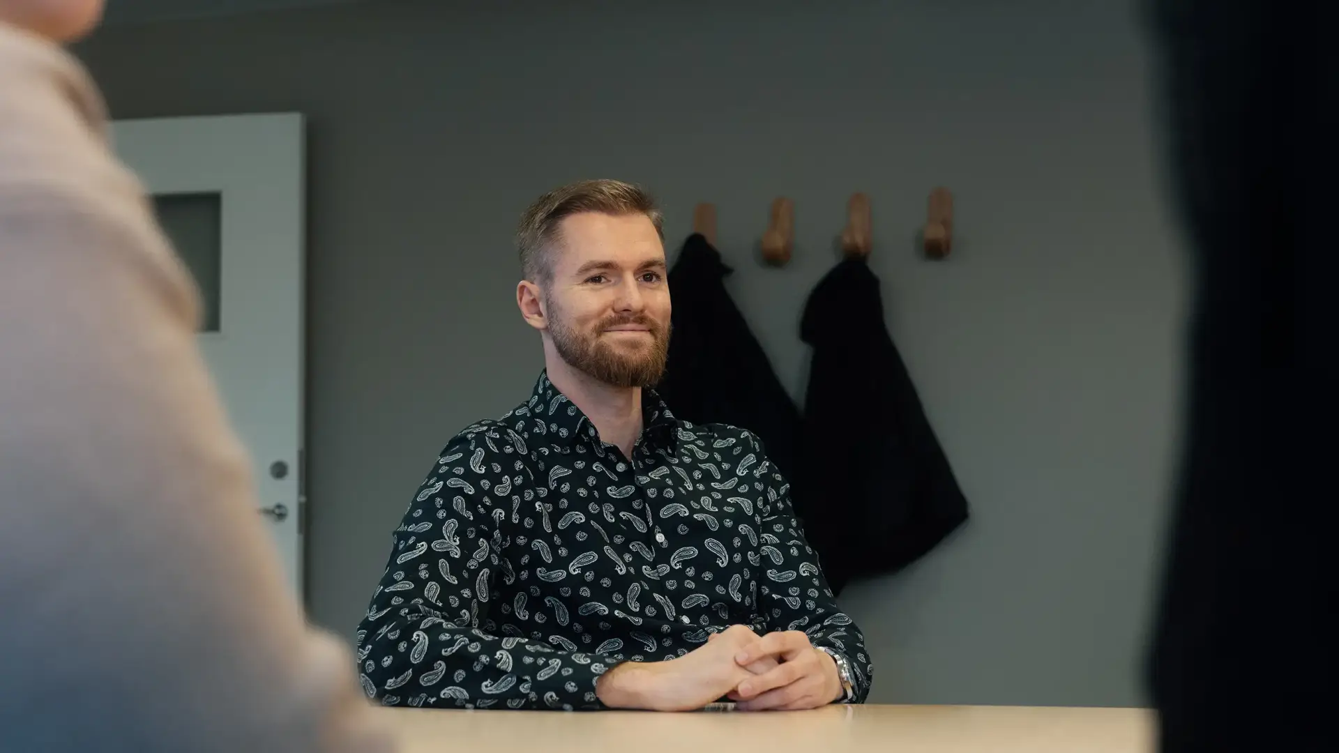 Vincent Ingeltorp sitter vid ett konferensbord och deltar i ett möte.