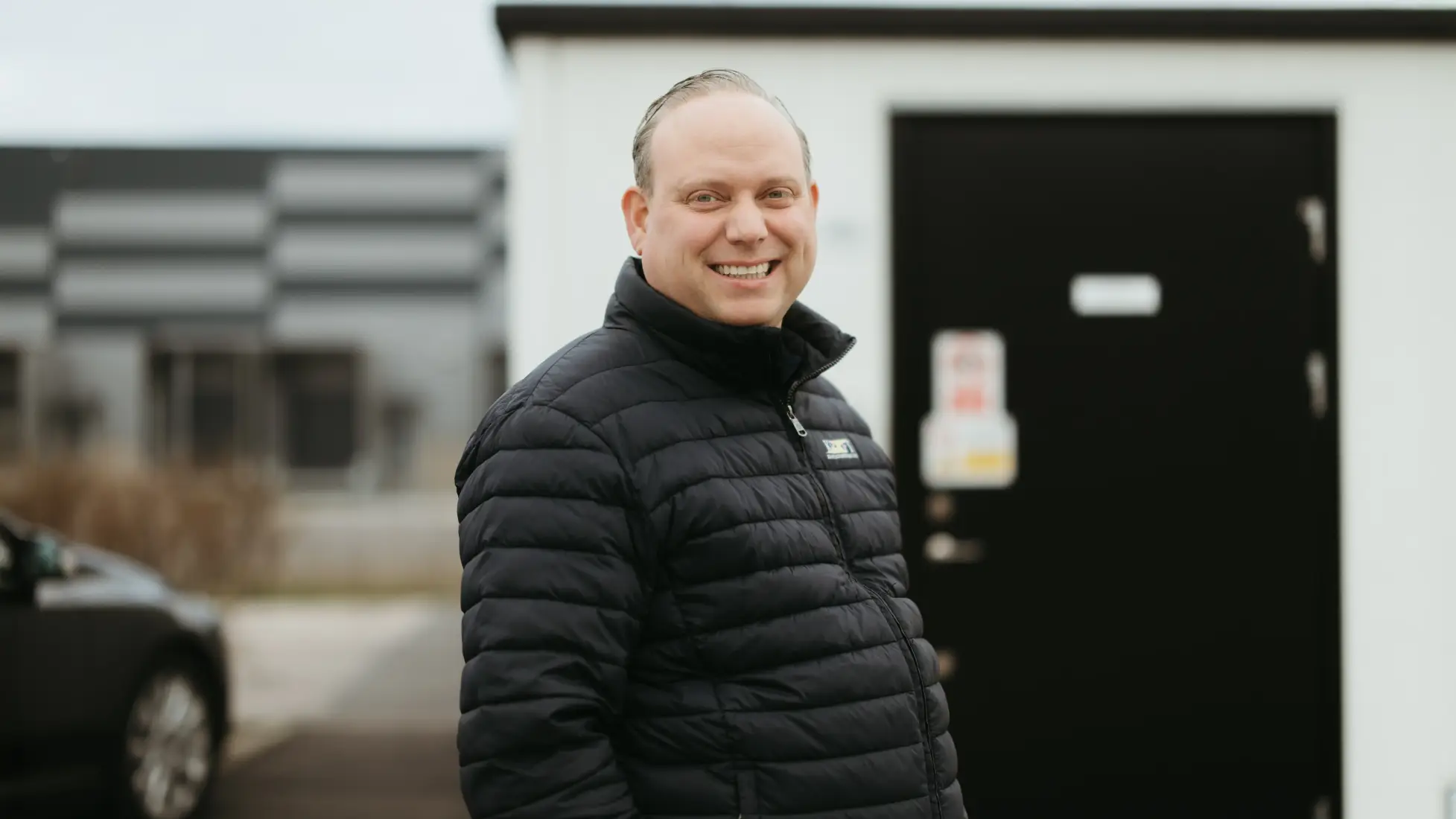 Martin Hansson p&aring; Kraft &amp; Montage i Syd p&aring; laddsajt f&ouml;r tung fordonstrafik i Arl&ouml;v utanf&ouml;r Malm&ouml; 2025. &Auml;r vid Volvo Truck Center. Holtab har levererat l&ouml;sning till projektet.&nbsp;