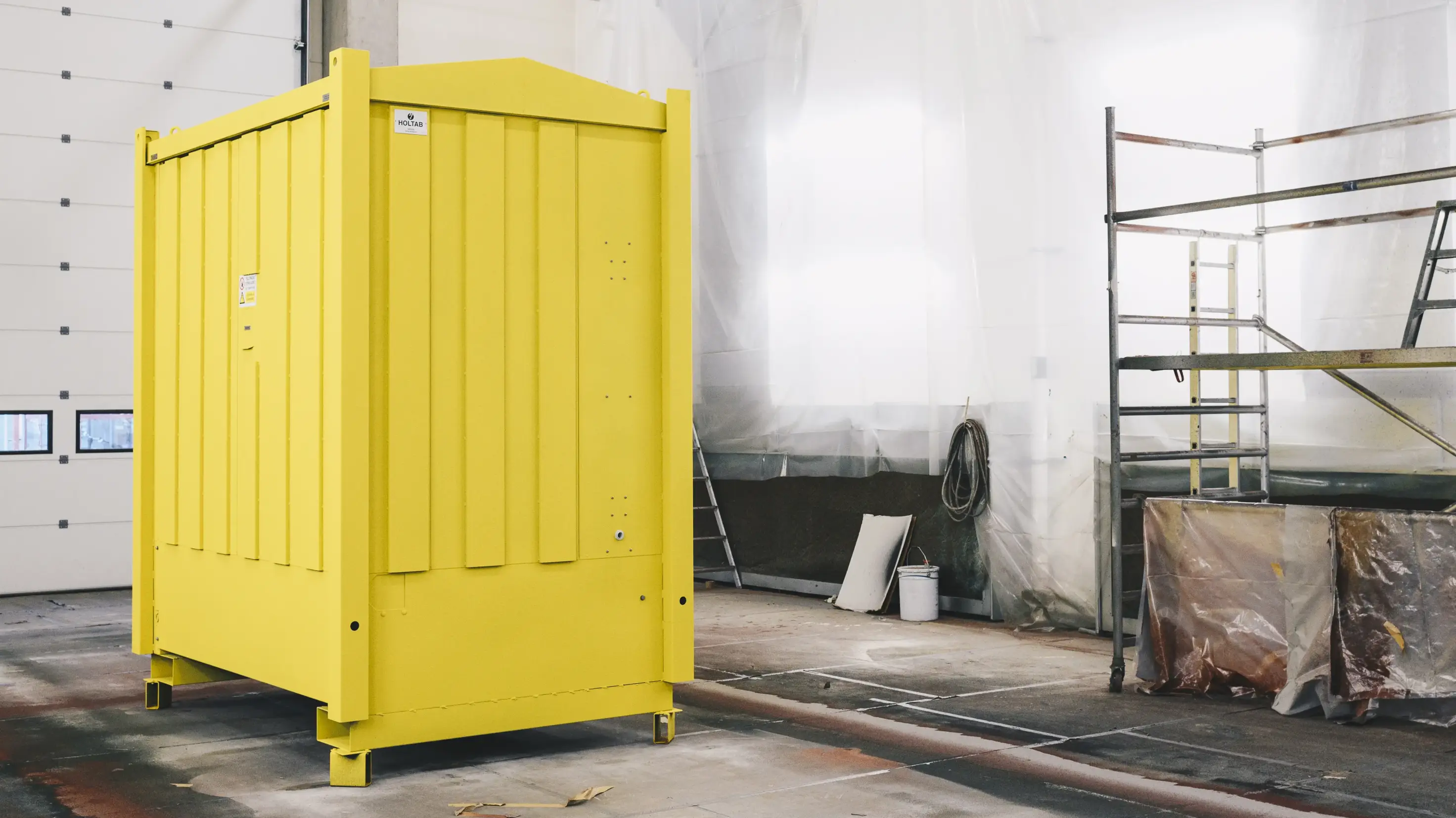 En gul mobil nätstation i plåt