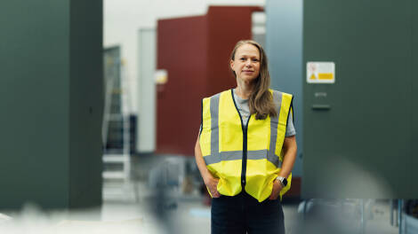 Lina Emanuelson, försäljningschef på Holtab, i Holtabs fabrik i Tingsryd