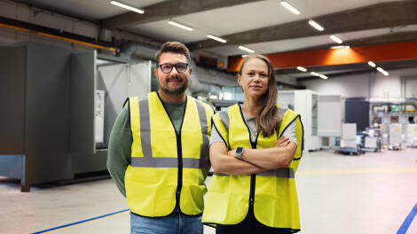 Michael Fohlin och Lina Emanuelson i Holtabs fabrik i Tingsryd