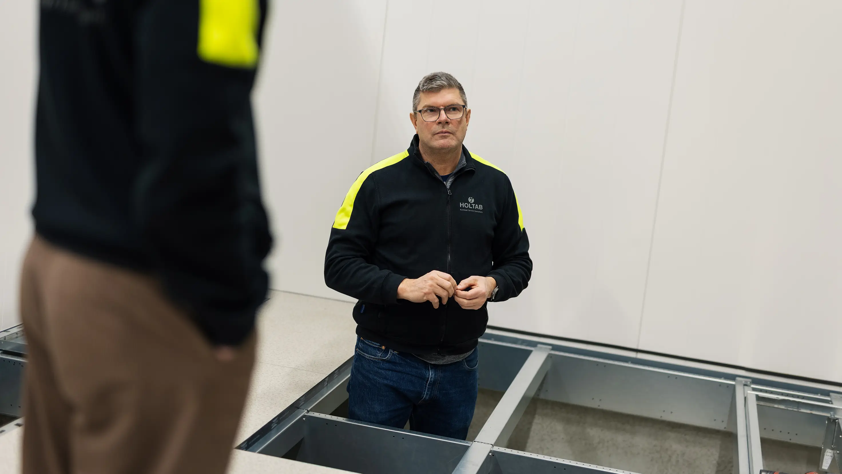 Produktionstekniker Johan Malcolmsson i ett teknikhus med den nya golvkonstruktionen