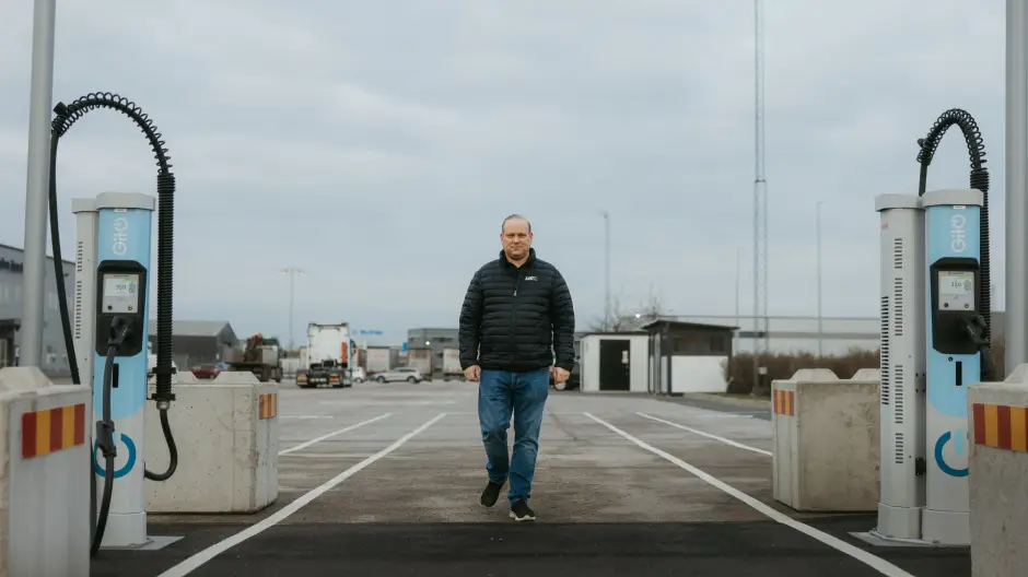Martin Hansson på Kraft & Montage i Syd på laddsajt för tung fordonstrafik i Arlöv utanför Malmö 2025. Är vid Volvo Truck Center. Holtab har levererat lösning till projektet. 