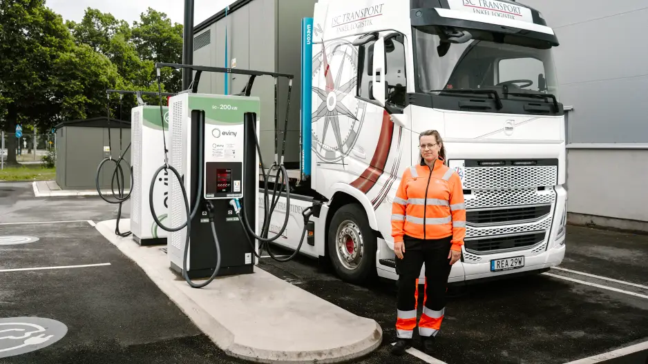 Lotta p&aring; JSC Transport n&auml;r lastbilen laddas i Vetlanda. Taget 2025. Foto: Dkmedia AB