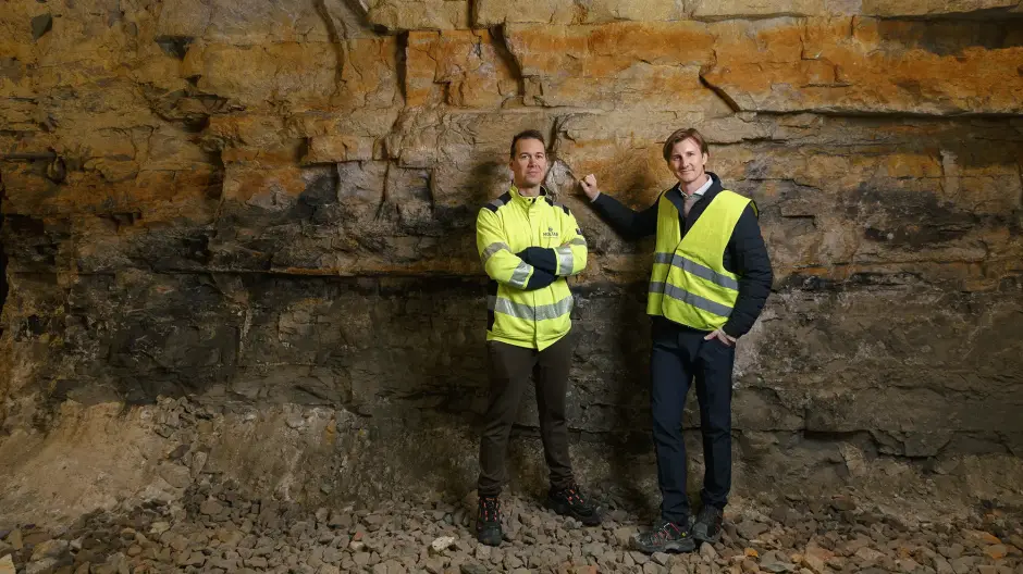 På bilden syns Henrik Sandén på Svensk berglagring (till höger) och Holtabs Fredrik Kristoffersson