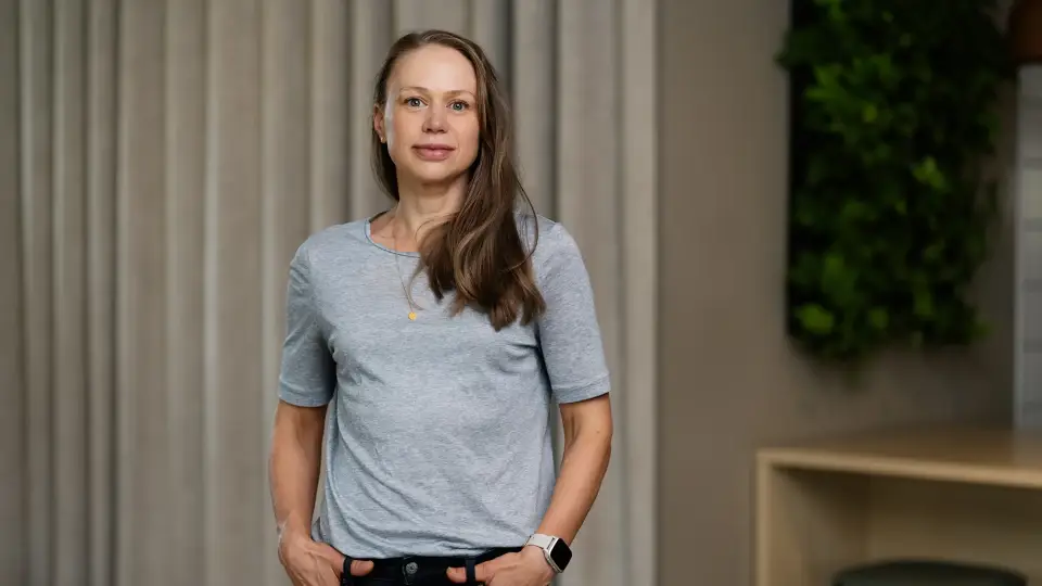 Lina Emanuelson tittar in i kameran