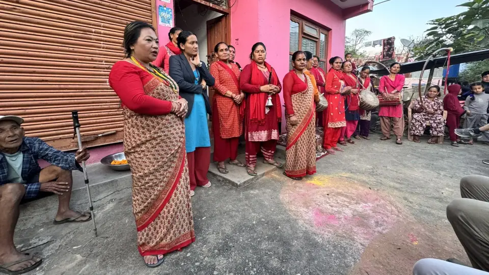 Kvinnor står med instrument