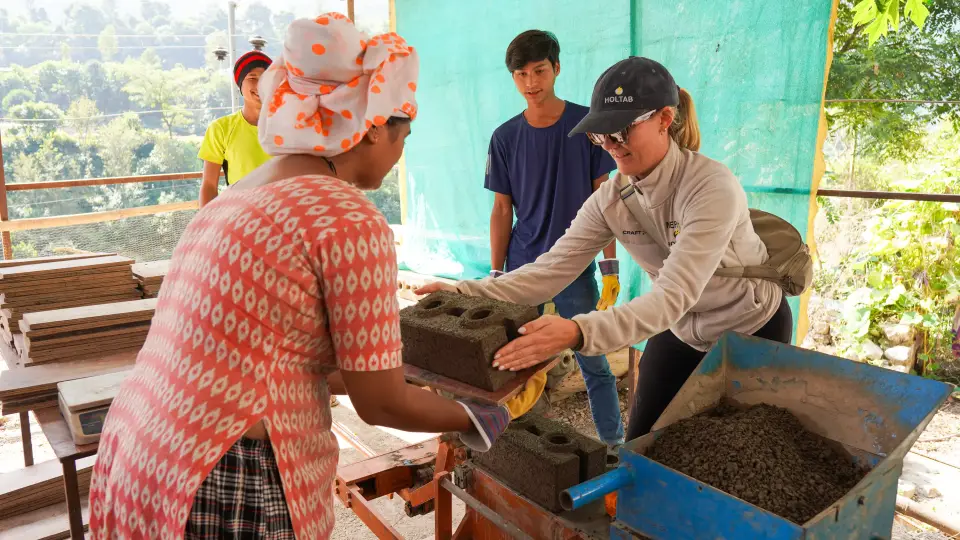 Kvinna gör byggstenar till hus