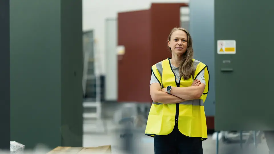 Holtabs Lina Emanuelson står bland nätstationer